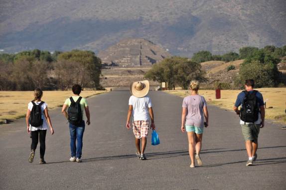 Caminhando pela Calzada de los Muertos com a Pirâmide de la Luna ao fundo.  Teotihuacán, ao norte da Cidade do México